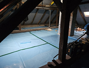 Zateplení stropu rodinného domu pomocí foukané izolace